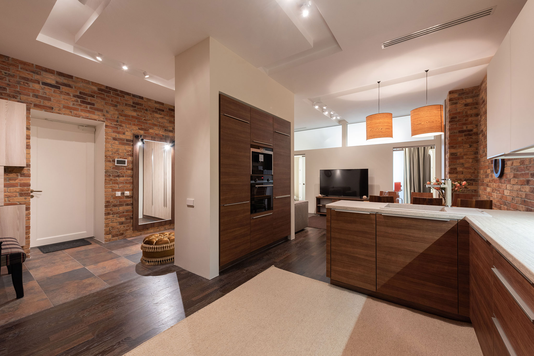 soft loft z cegłą drewnem i ciepłym światłem