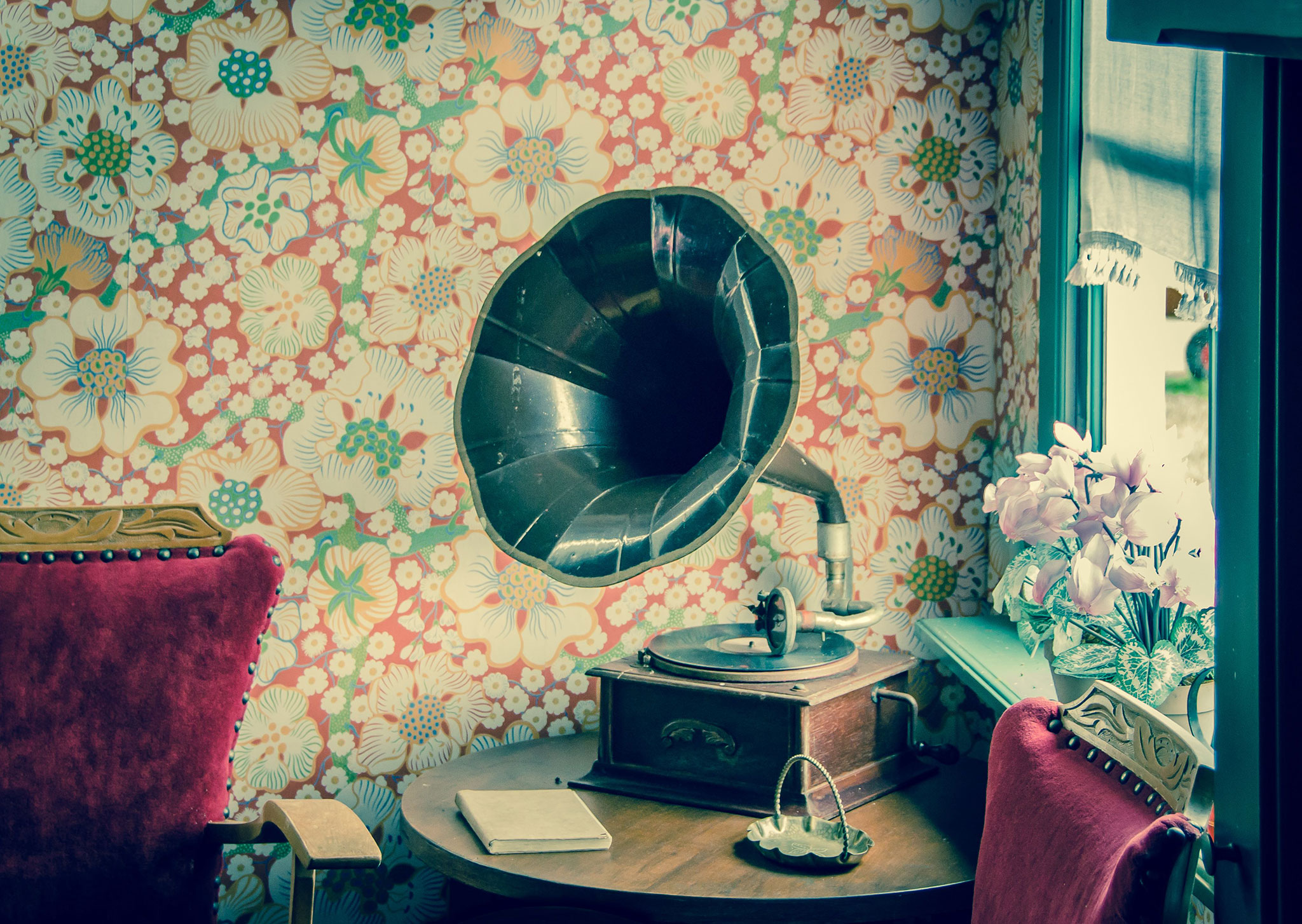 gramofon i tapeta retro w salonie vintage