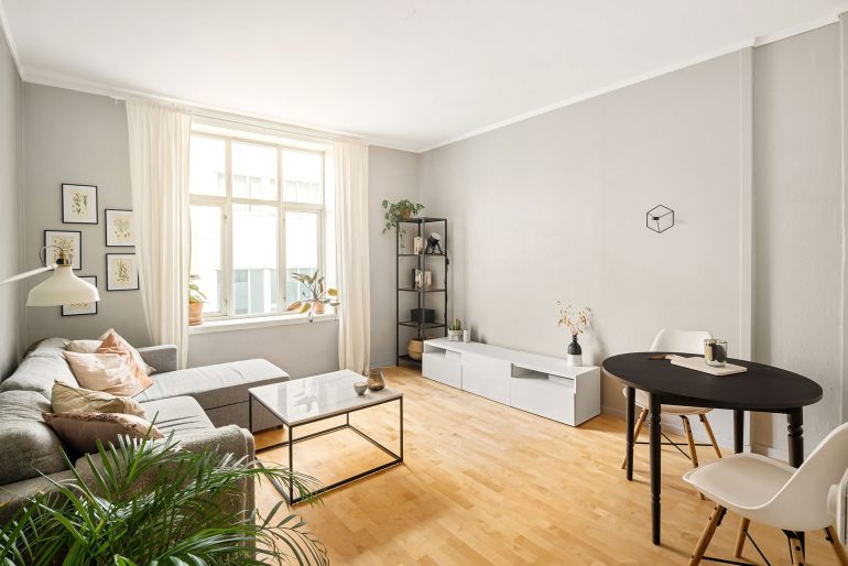 Jasny salon z naturalnym światłem
