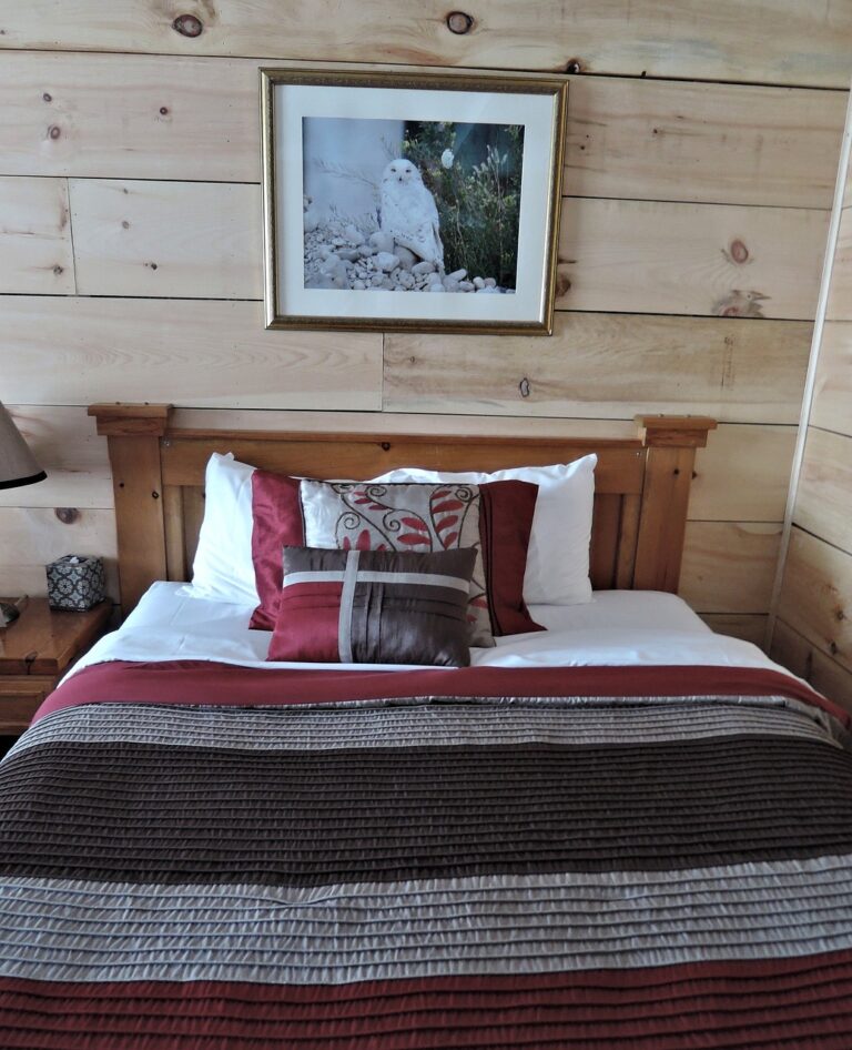łóżko drewniane trwałe i funkcjonalne