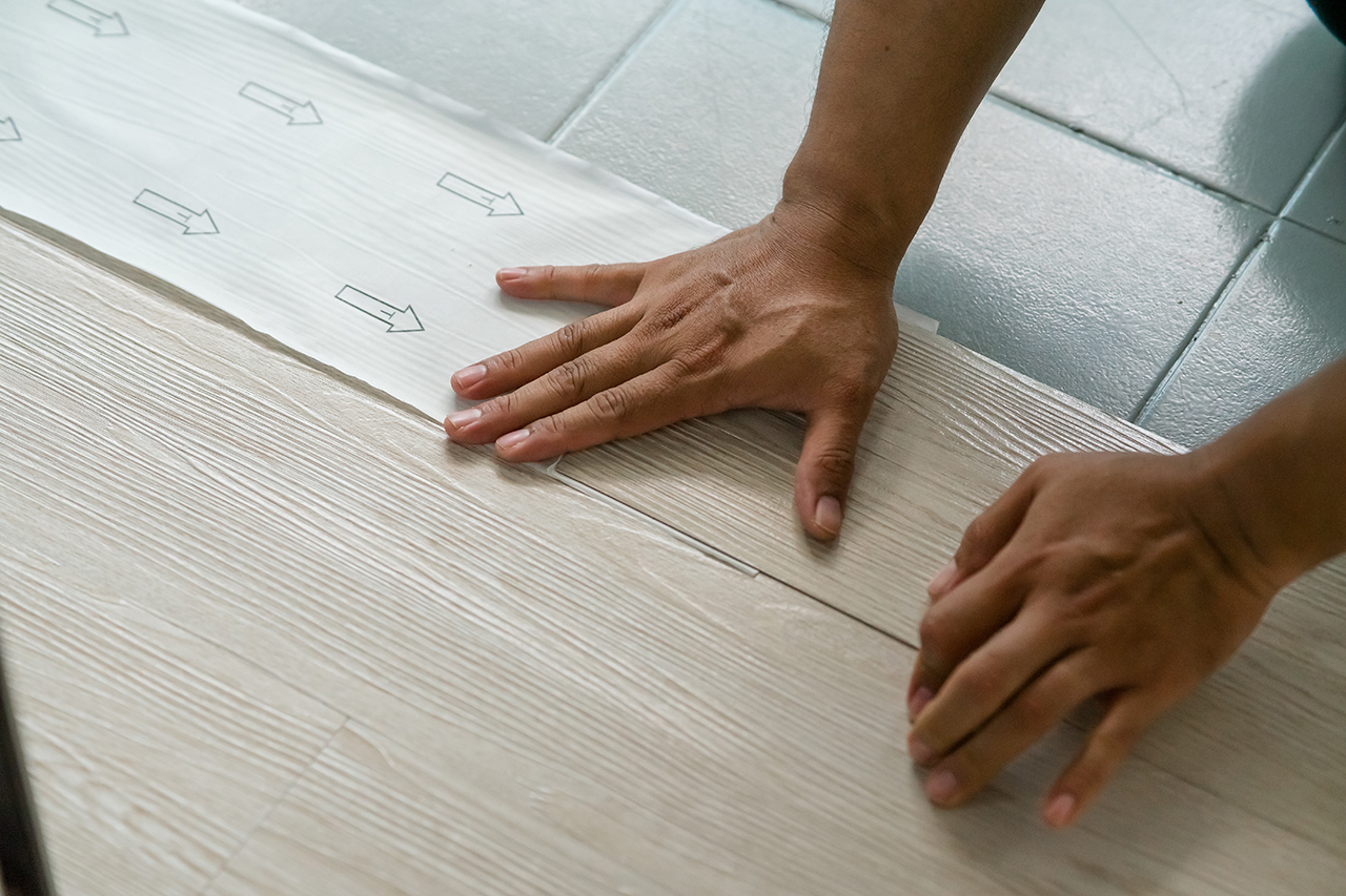 montaż paneli winylowych w łazience