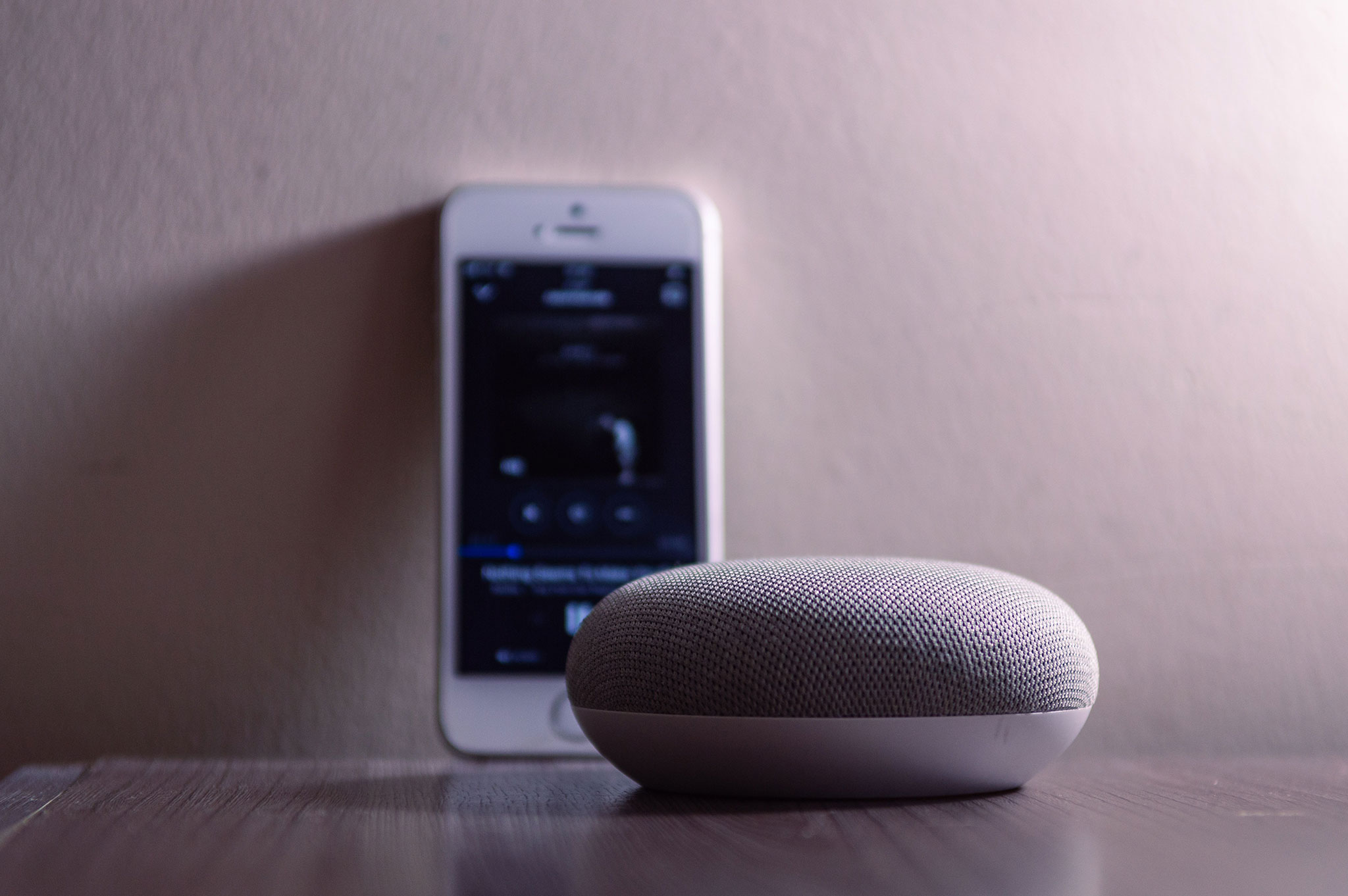 głośnik smart home i telefon na półce