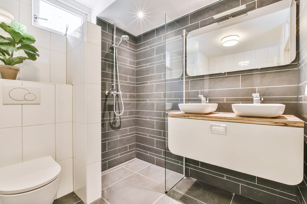 mały prysznic walk-in w niewielkiej łazience z umywalką i WC