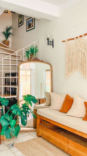 salon w stylu boho z makramą, roślinami i naturalnymi dodatkami