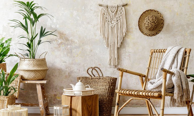 dodatki do salonu w stylu boho – makrama, rośliny i naturalne dekoracje