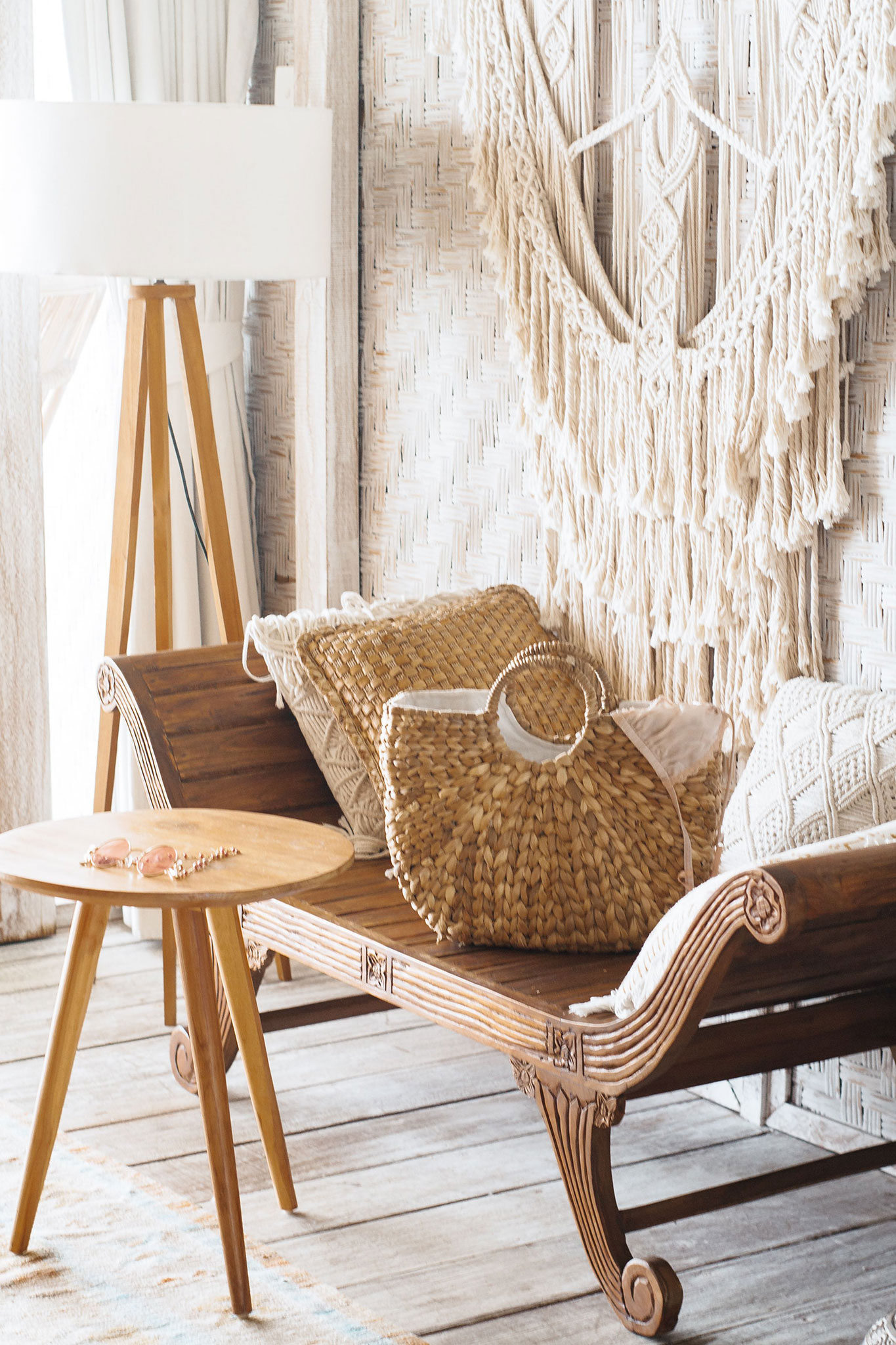 pleciony kosz, makrama i drewniane meble w stylu boho
