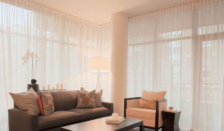 firany do salonu w dużych oknach jasna aranżacja wnętrza