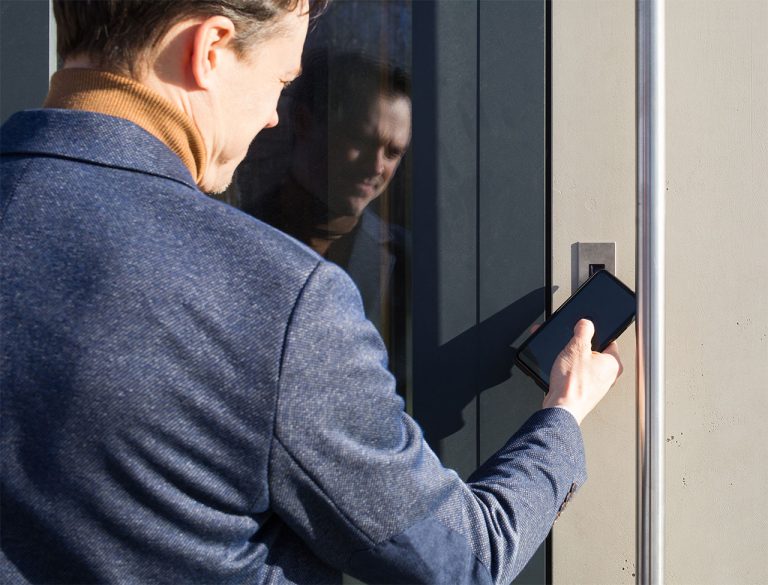 Bezpieczeństwo smart home: jak zabezpieczyć inteligentny dom?