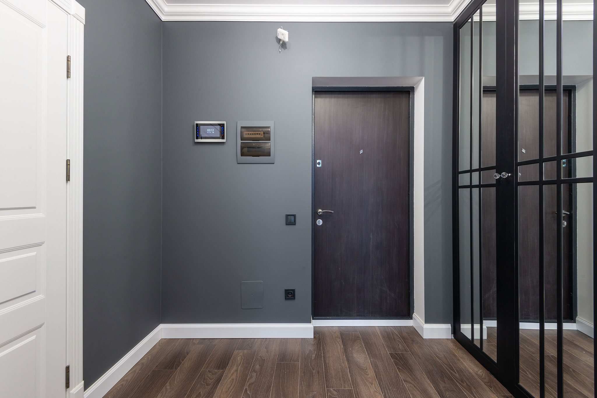 panel smart home przy drzwiach wejściowych