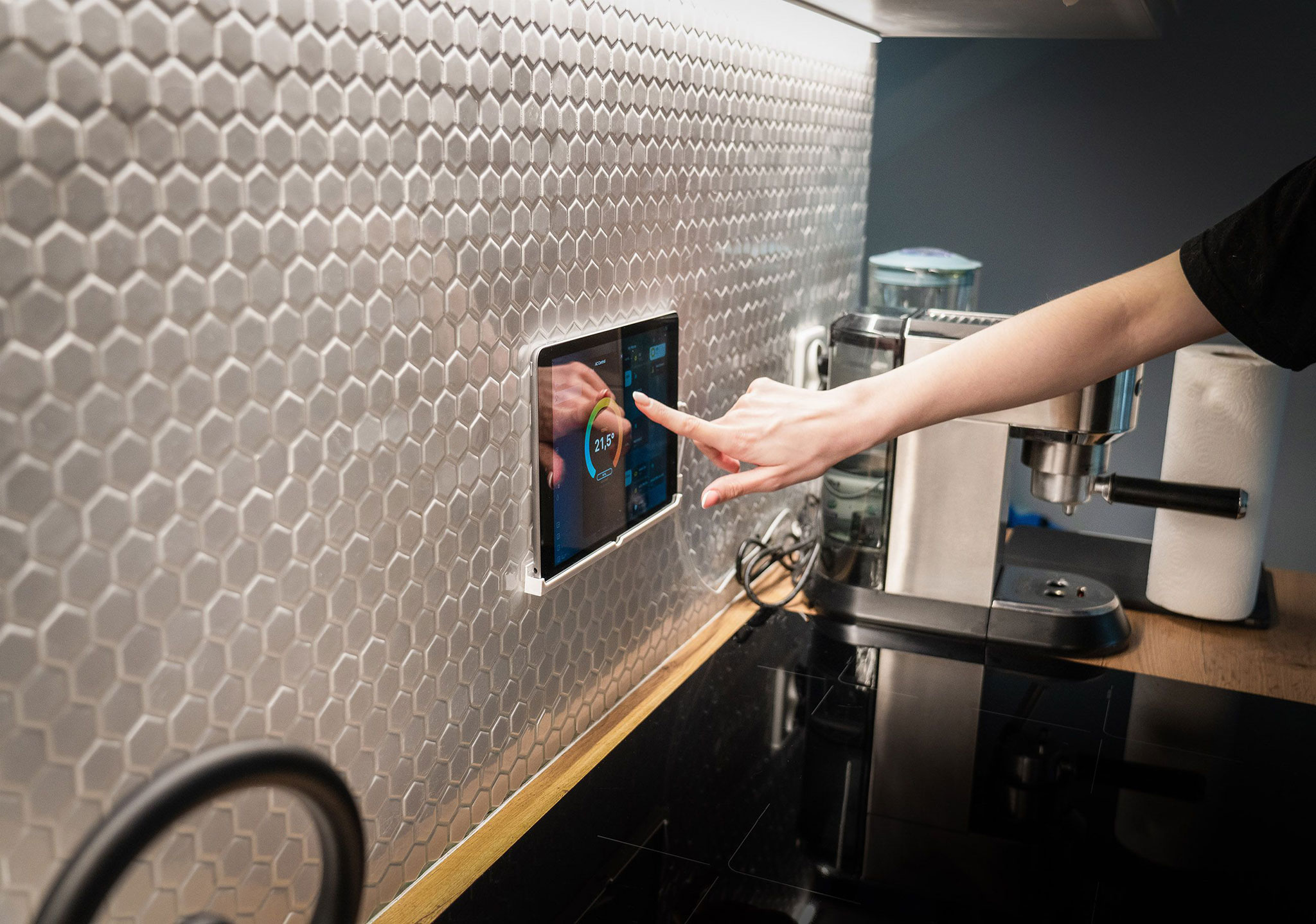 panel sterowania smart home na ścianie
