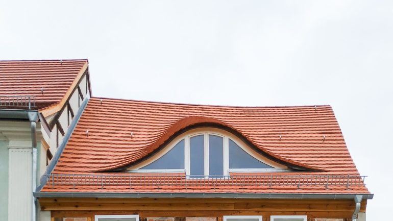 dachówka karpiówka na dachu z falistą lukarną