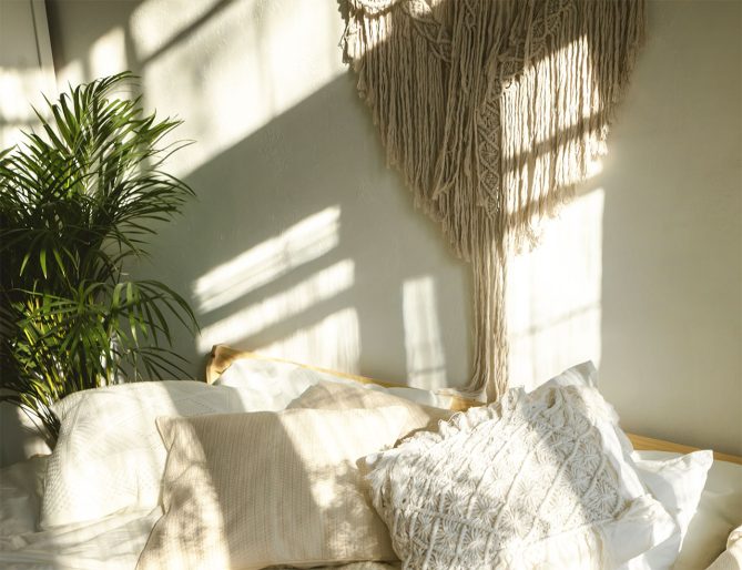 makrama na okno w stylu boho – dekoracja przepuszczająca naturalne światło