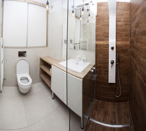 płytki drewnopodobne w małej łazience z prysznicem aranżacja