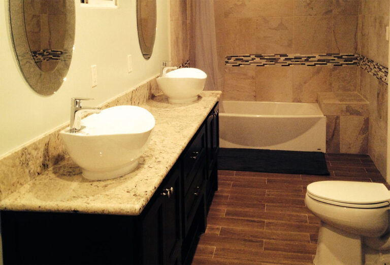 Płytki drewnopodobne w małej łazience – inspiracje i pomysły na aranżację