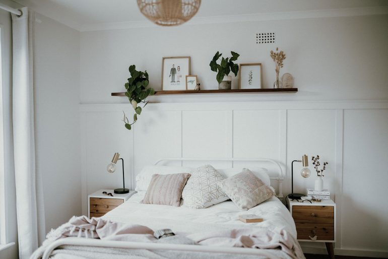 sypialnia scandi boho z rattanowym zagłówkiem i jasnym drewnem