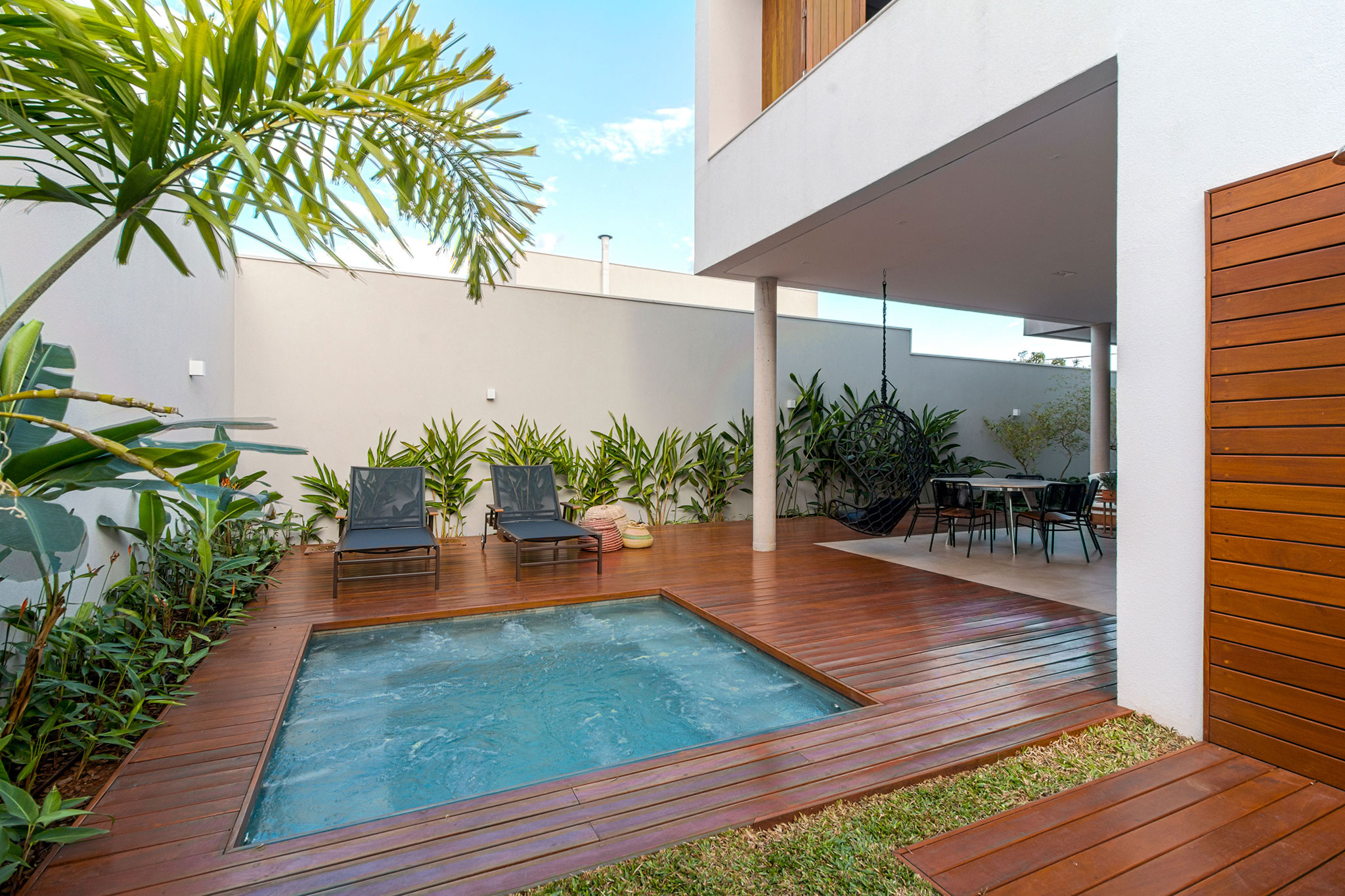 basen przy tarasie z drewnianym podestem