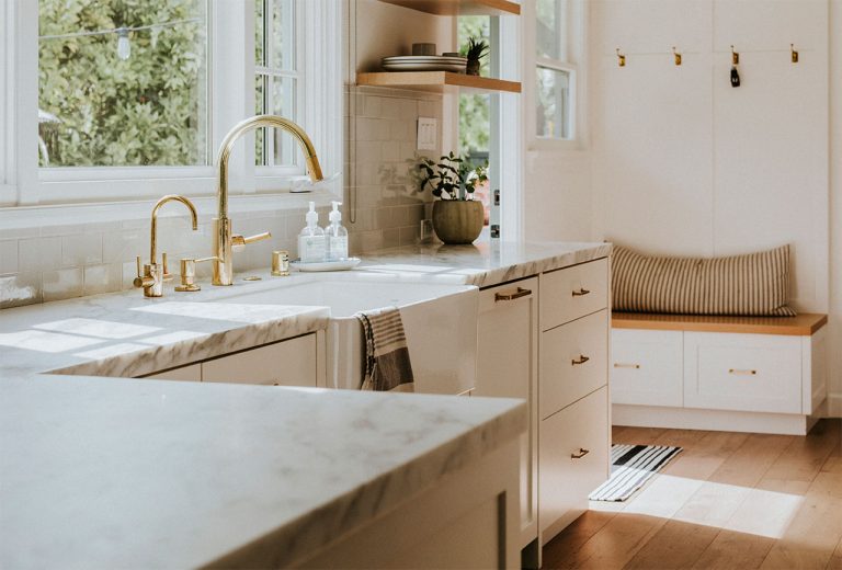 Biała kuchnia ze złotymi dodatkami – eleganckie inspiracje i pomysły