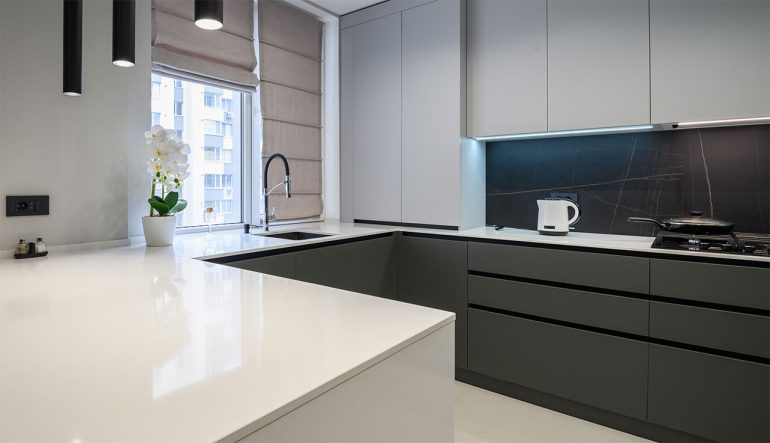 malowanie blatu kuchennego wałkiem – nakładanie białej farby na powierzchnię