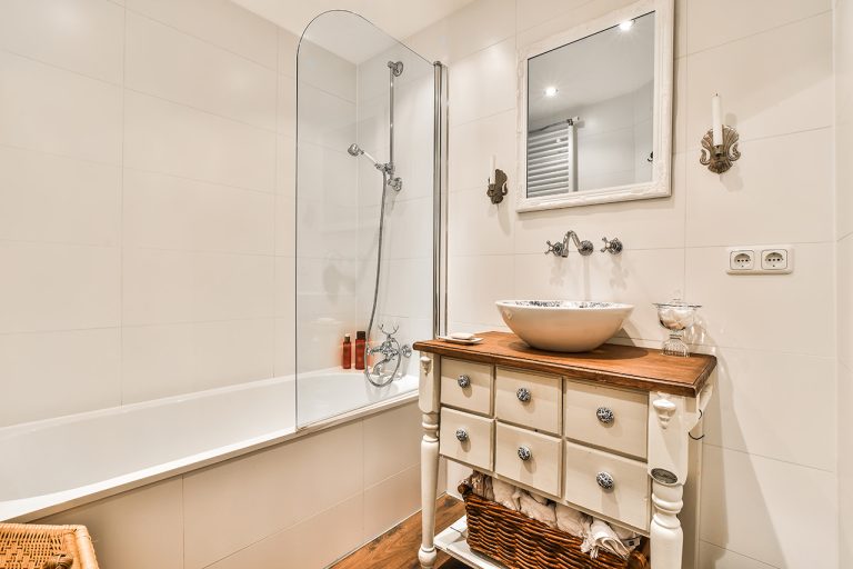 Mała łazienka w stylu rustykalnym – jak stworzyć magiczne miejsce o wyjątkowym uroku