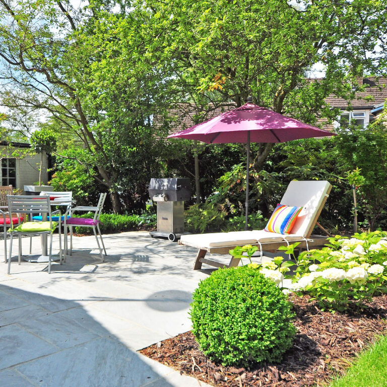 Ogród przed domem – jak zaprojektować funkcjonalną i estetyczną przestrzeń