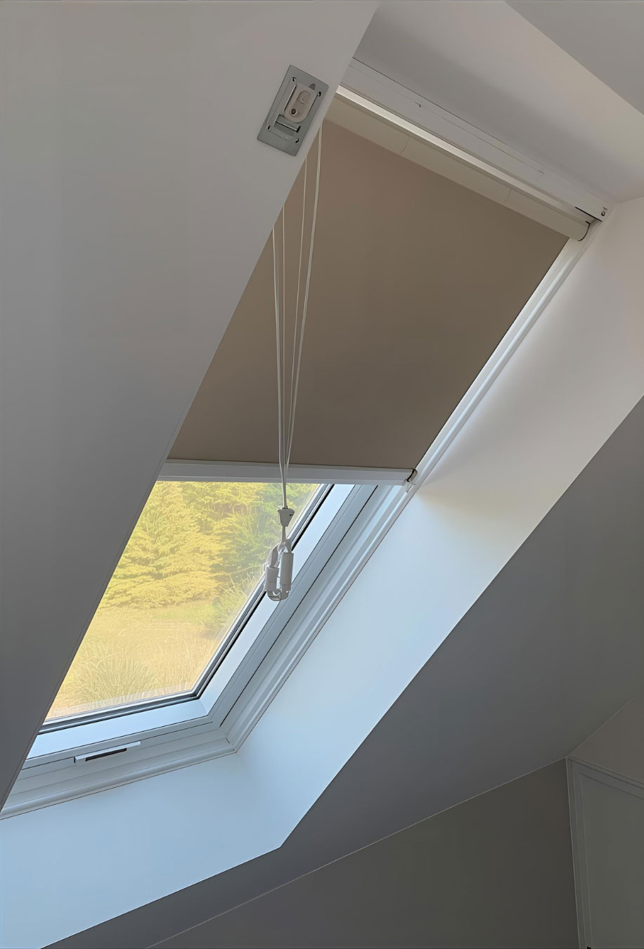 roleta na oknie dachowym