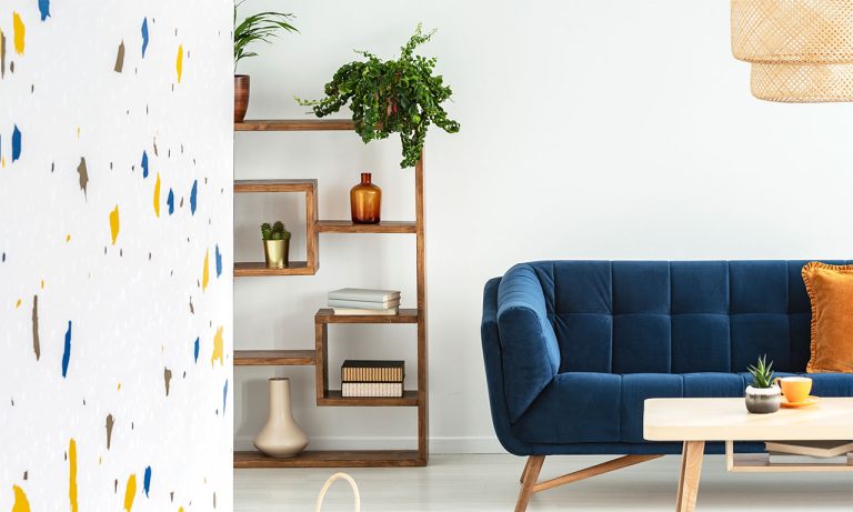Połączenie tapety z farbą na ścianie – pomysły, aranżacje i zasady