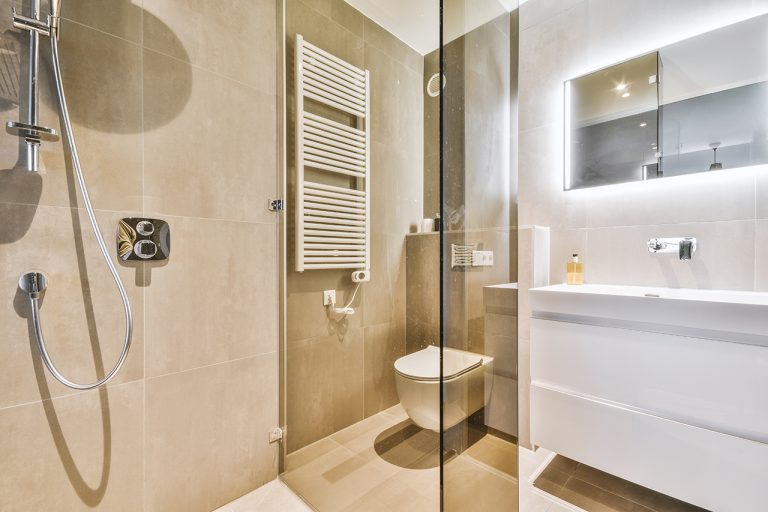 Mała łazienka w bloku 2 m² – inspiracje i pomysły na aranżację