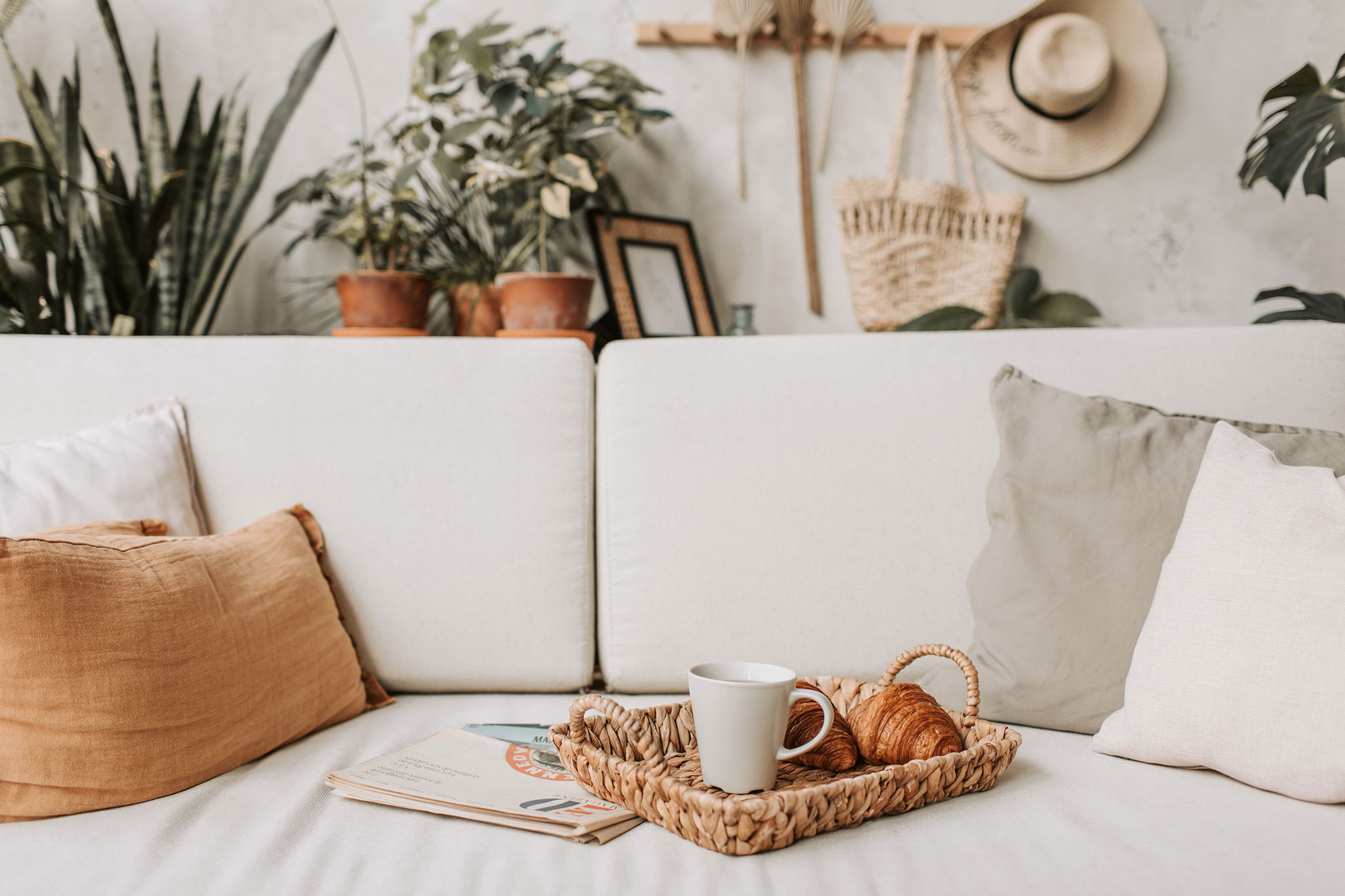 naturalne dodatki w salonie scandi boho z wiklinową tacą