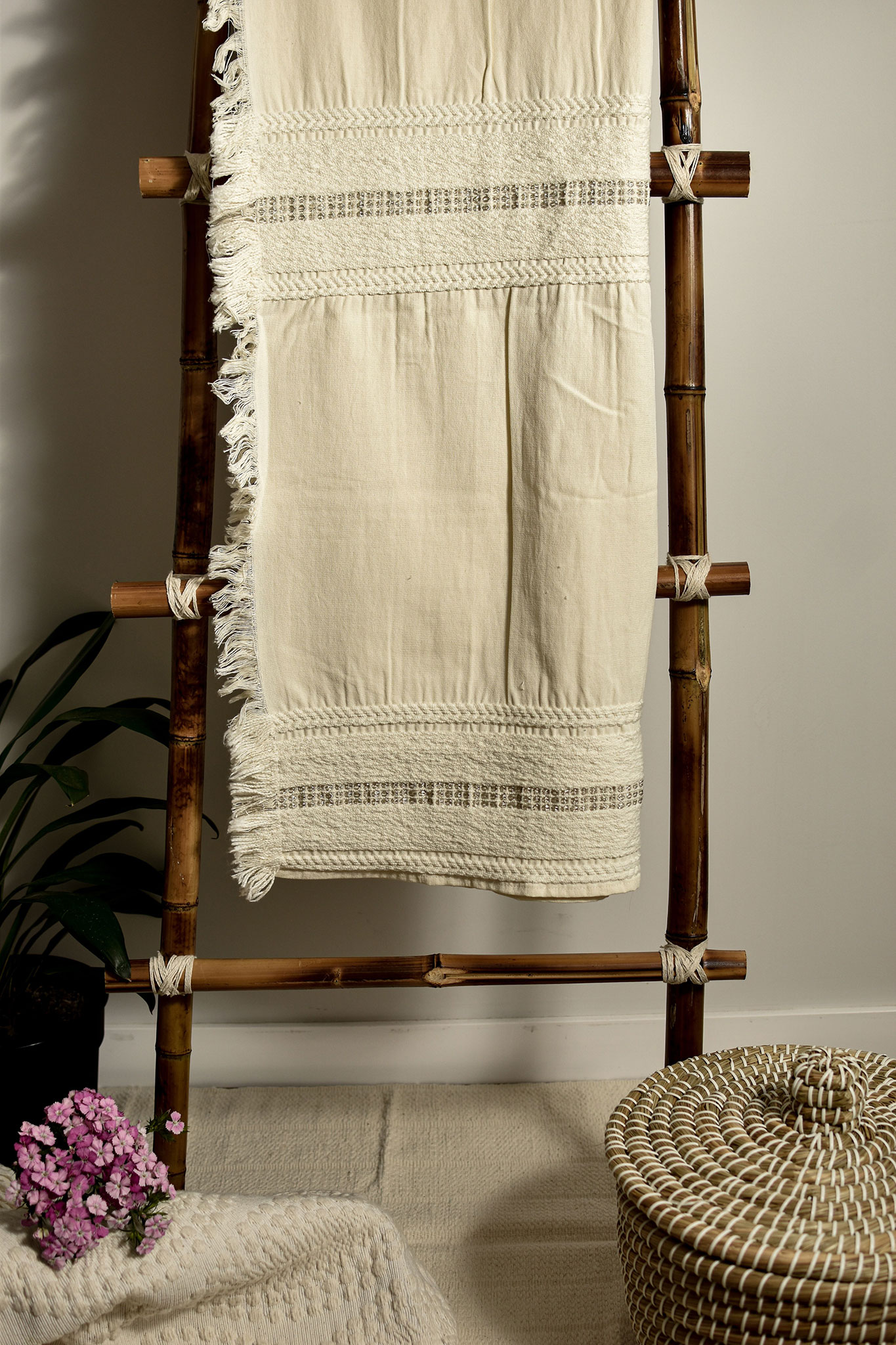 naturalne tkaniny i plecionki w stylu scandi boho