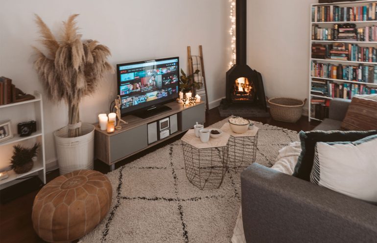 jasny salon scandi boho z drewnem roślinami i beżową sofą