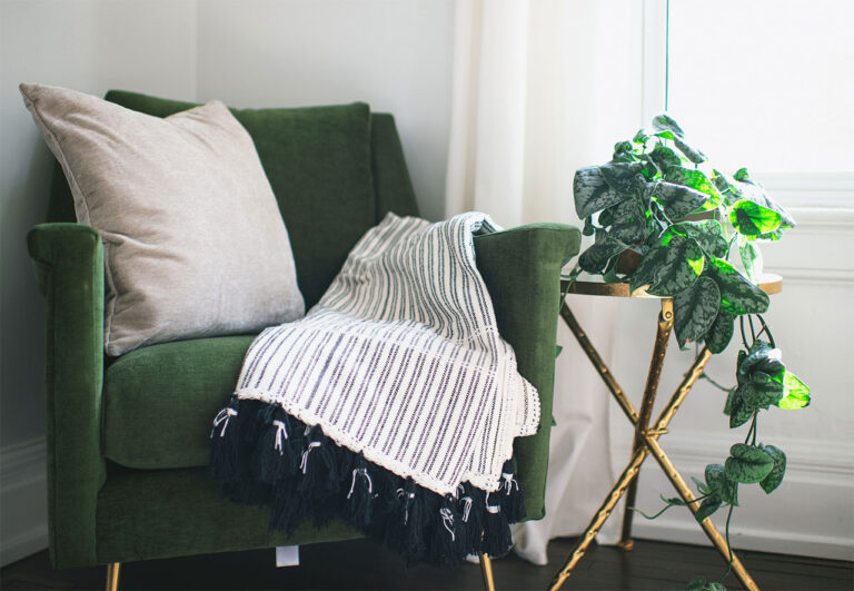 Scandi boho – najpopularniejszy styl we wnętrzach. Jak urządzić w nim salon?