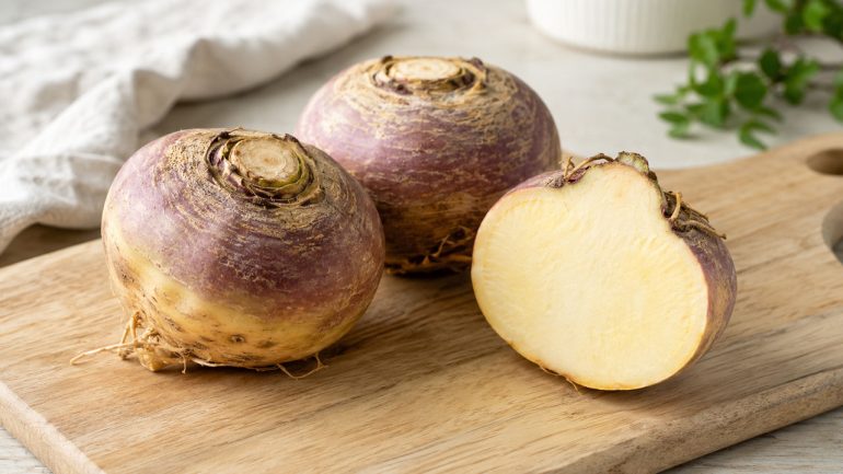 Brukiew, czyli karpiel, przekrojona na drewnianej desce