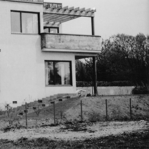 Stary dom kostka z lat 70 przed modernizacją elewacji