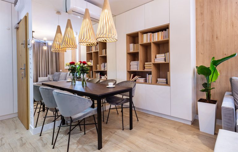 mały salon ze stołem aranżacja małego mieszkania z jadalnią