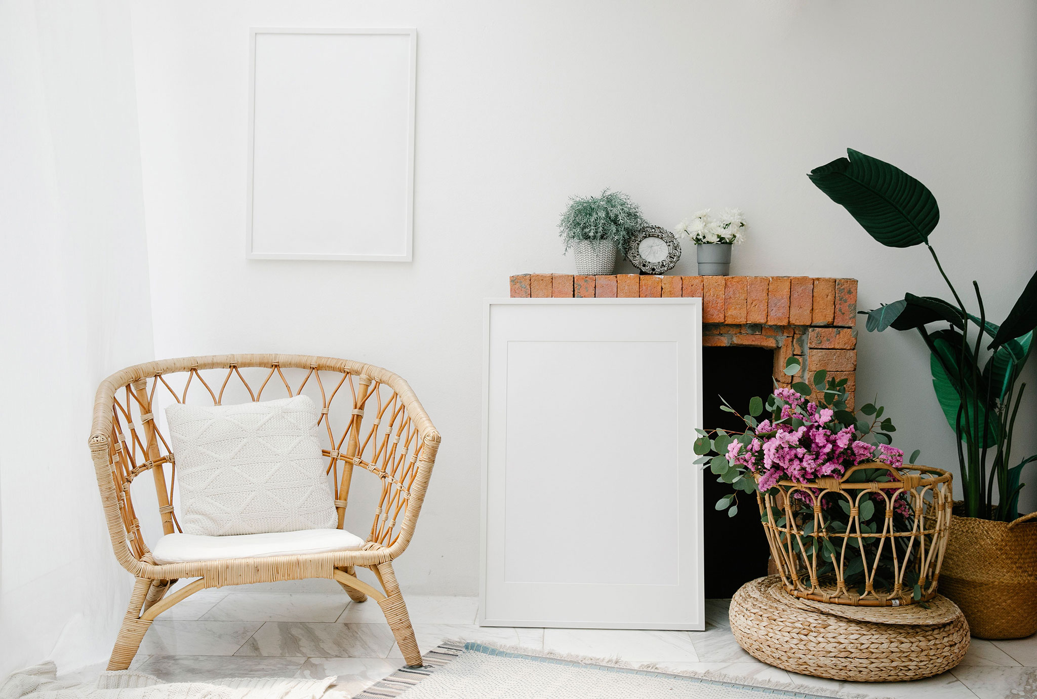 Rattanowy fotel i rośliny w jasnym salonie boho