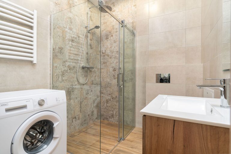 Mała łazienka 3 m² z prysznicem, pralką i umywalką
