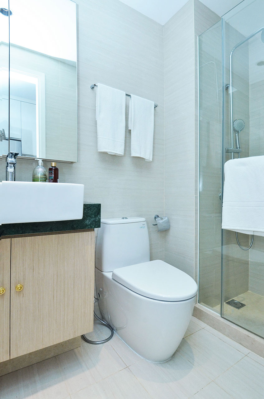 Mokra podłoga przy WC i prysznicu