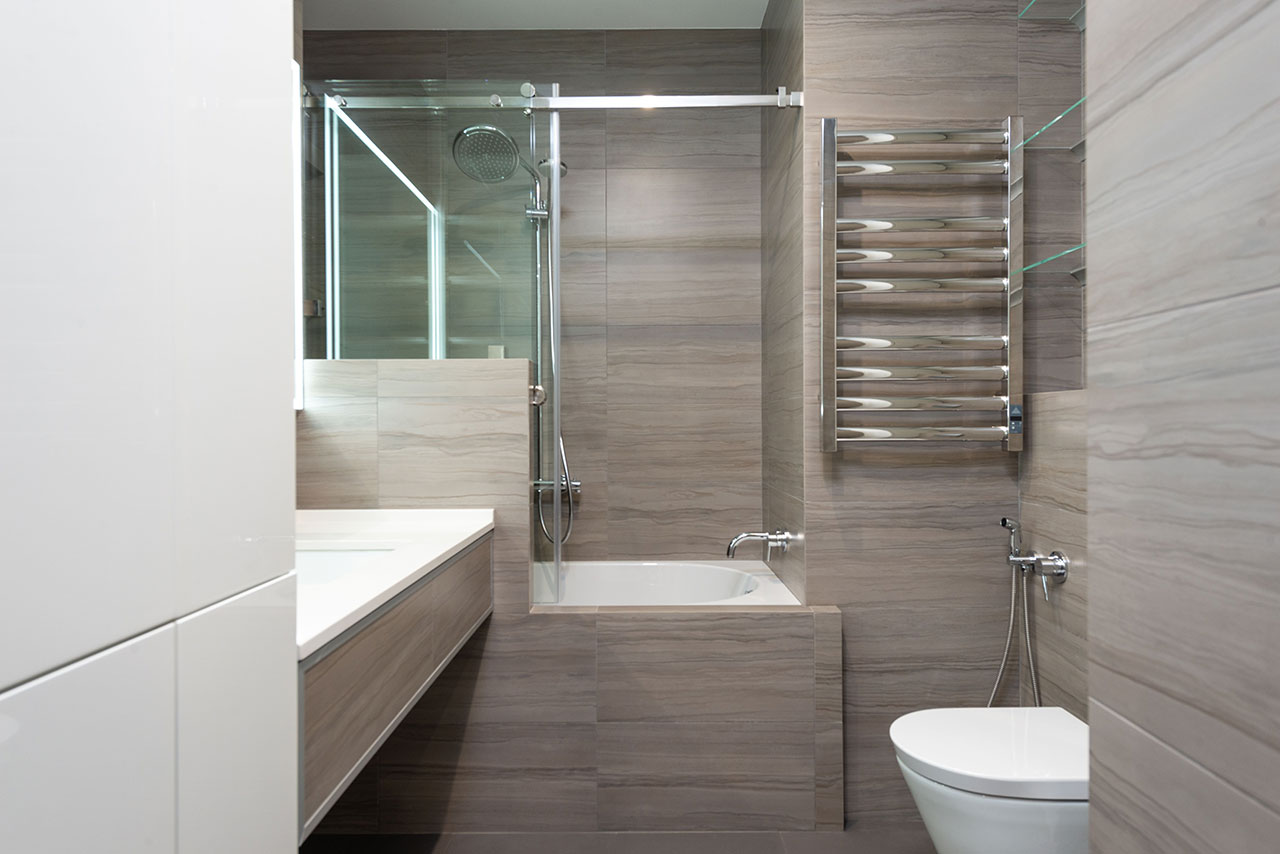 Parawan nawannowy obok WC pralki i umywalki