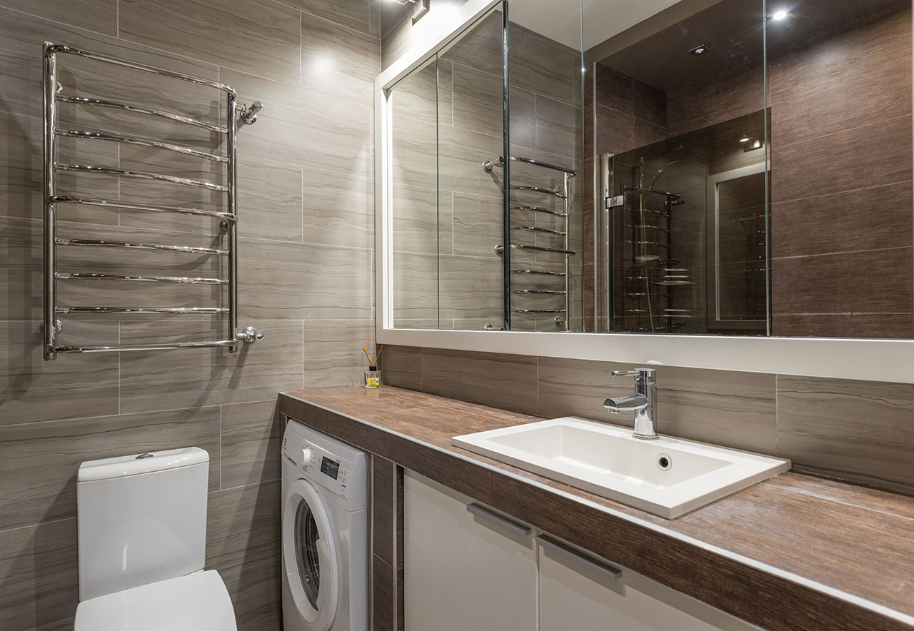 Pralka pod blatem w małej łazience 3 m²