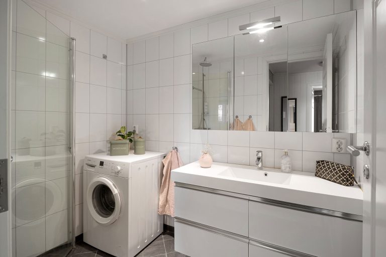 Prysznic walk-in obok pralki – kiedy działa, a kiedy będzie problem z wodą i otwieraniem?