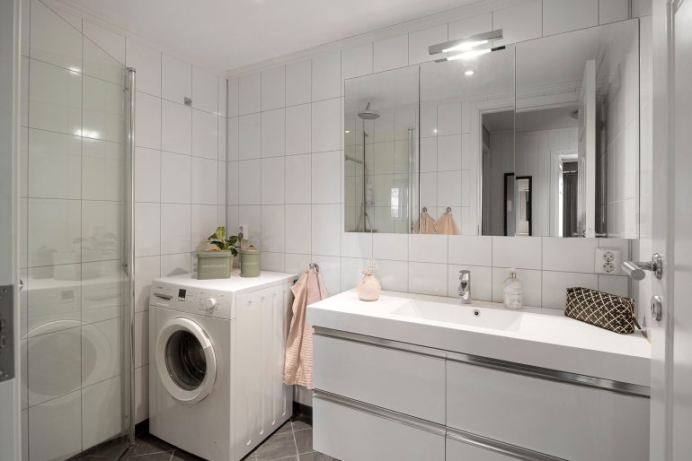 Prysznic walk-in obok pralki