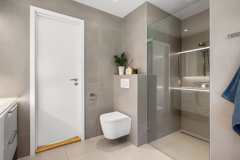 Prysznic walk-in obok WC – kiedy działa, a kiedy będzie za ciasno?