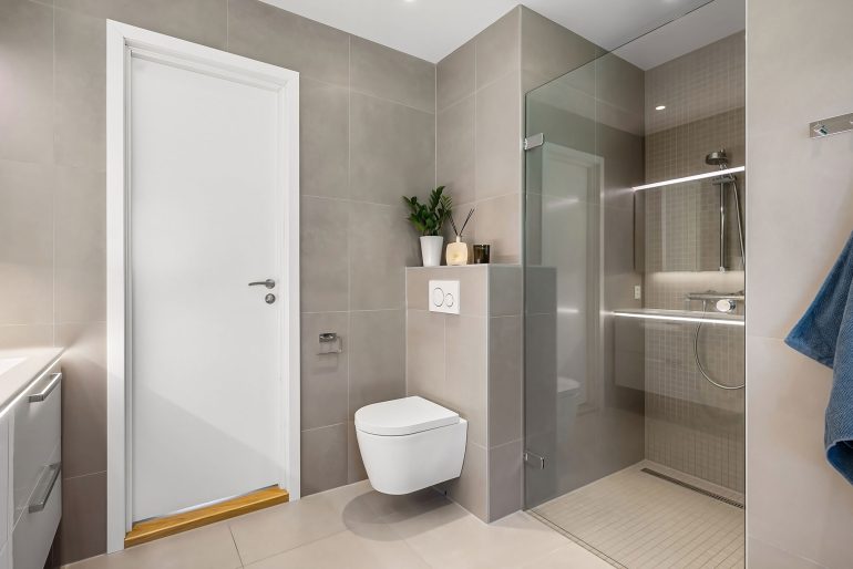 Prysznic walk-in obok WC