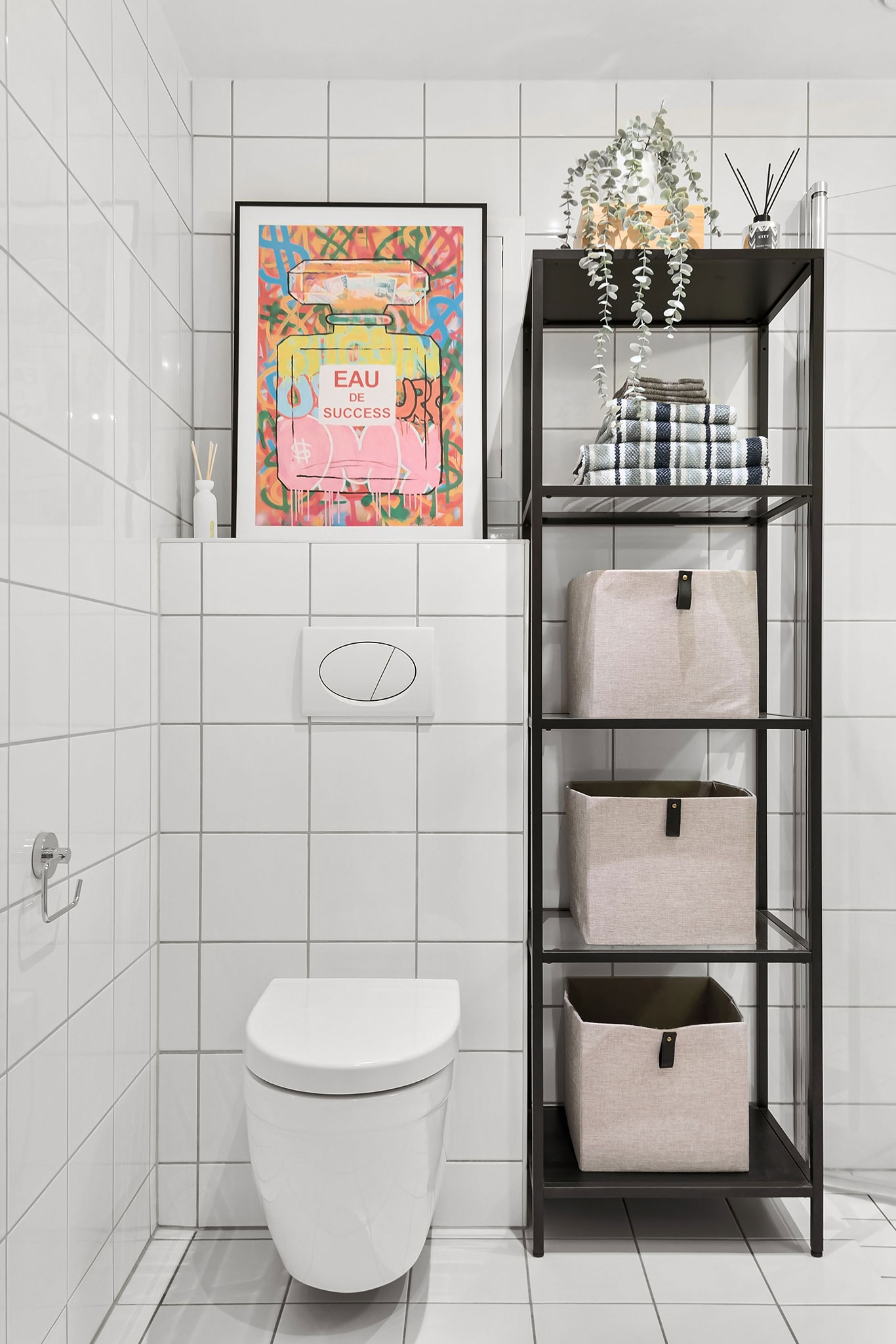 Przechowywanie nad WC w małej łazience