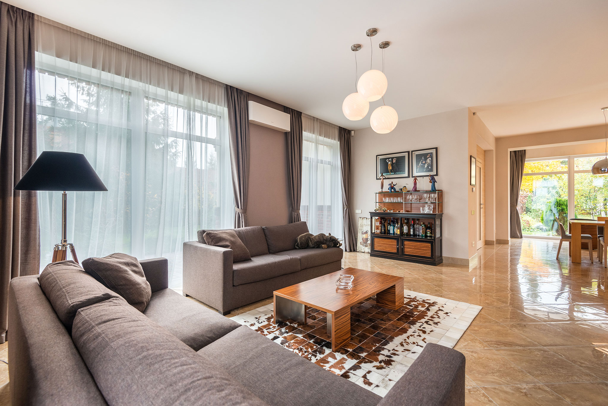 Salon z aneksem, sofą i stolikiem kawowym
