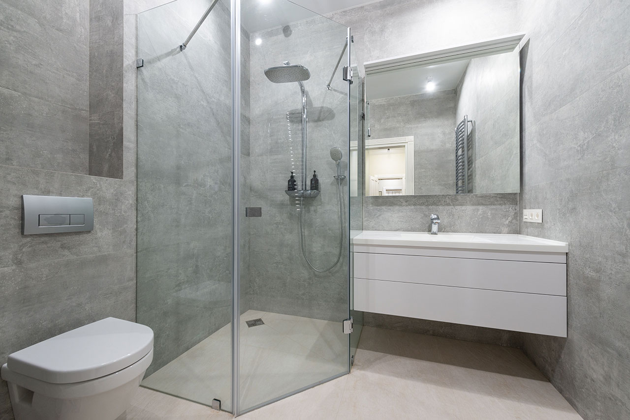Stała szyba walk-in w małej łazience