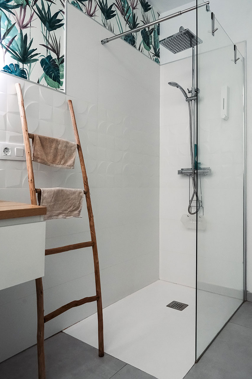 Walk-in w małej łazience z szybą stałą