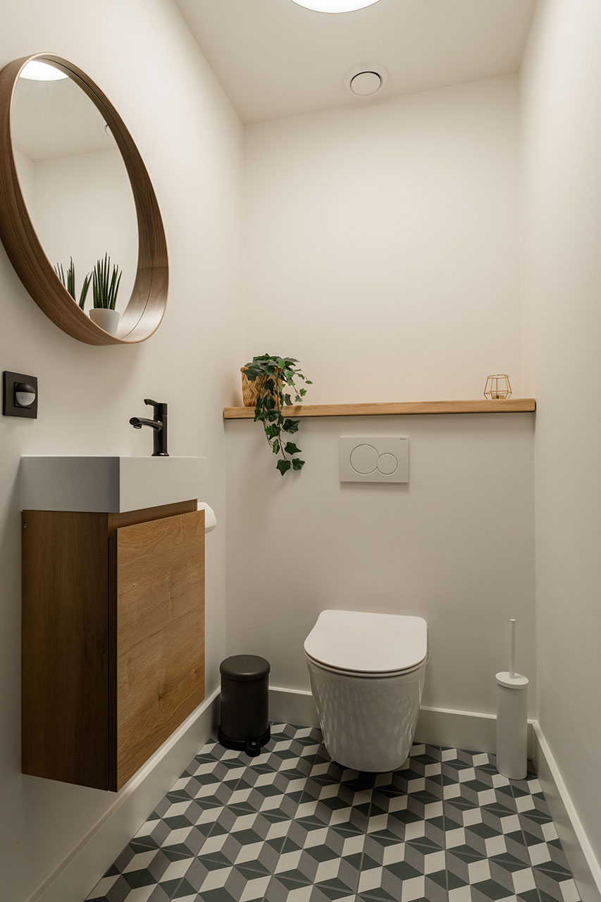 WC podwieszane ze stelażem w małej łazience