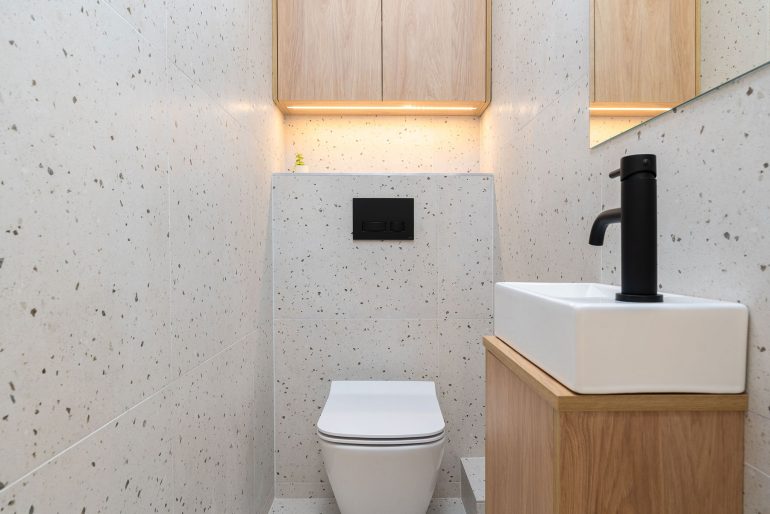 WC w małej łazience przy umywalce