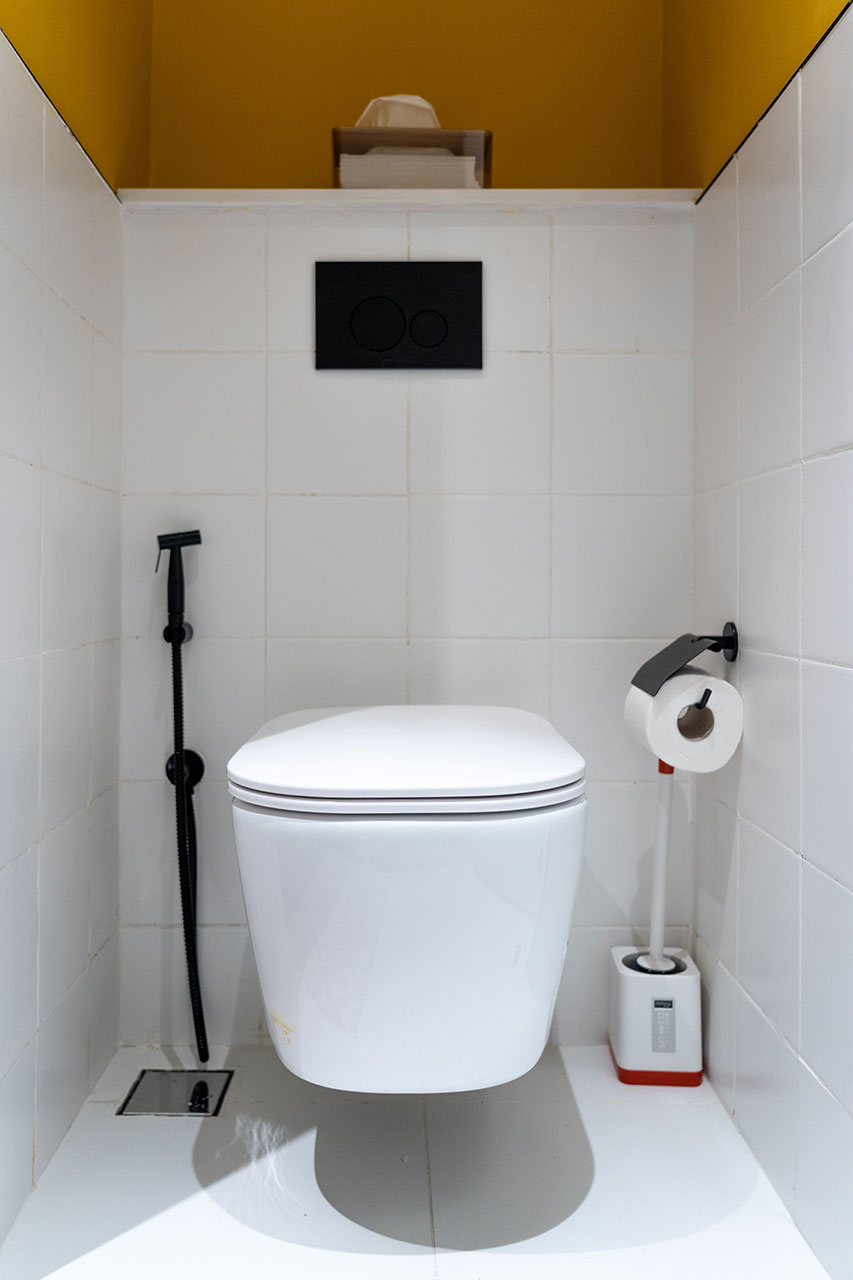 Bidetka i papier toaletowy przy WC w wąskiej strefie łazienki